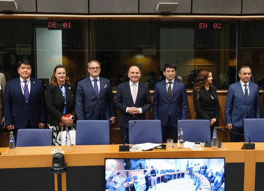 Transhazar geçelgesi bagyşlanan tegelek stol söhbetdeşligi brussel