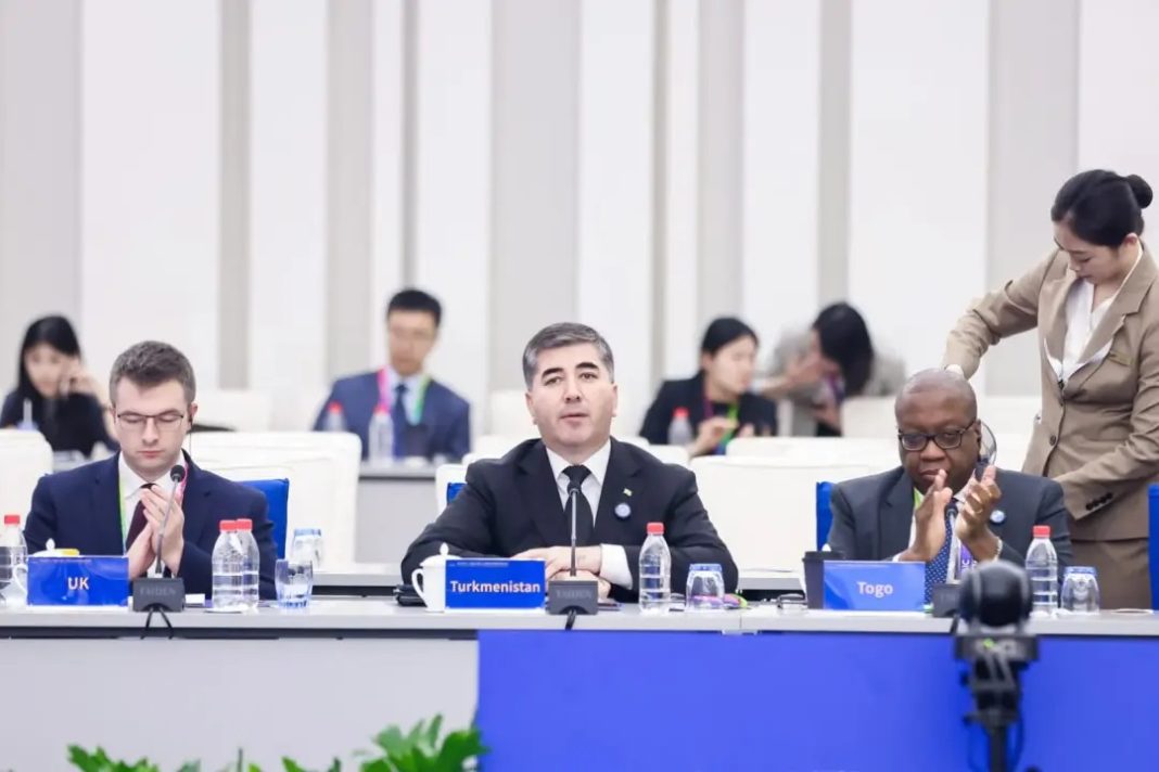 Türkmenistanyň aragatnaşyk ministri Şanhaýda geçirilen emeli aň boýunça maslahatda çykyş etdi