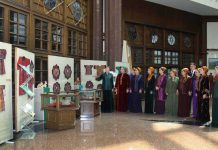 В Туркменистане открылась выставка старинной детской одежды и украшений