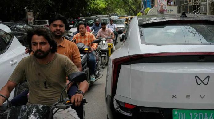 new-delhi-deli-delhi-india-hindistan-traffic