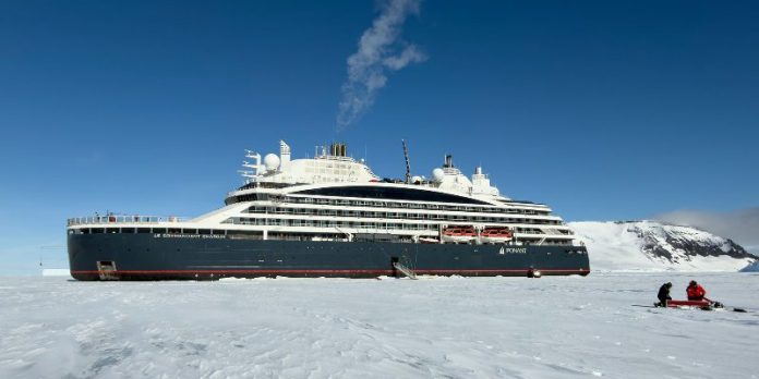 antarctica-tourists