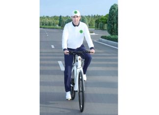 Президент Туркменистана совершил велопрогулку по побережью Каспия