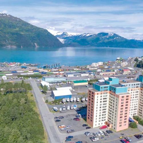 Hem­me­ler bir bi­na­da ýa­şa­ýar
