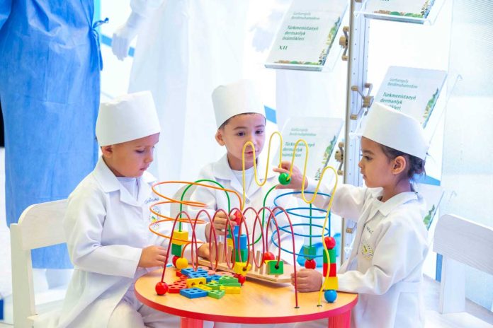 little-kids-medical-workers