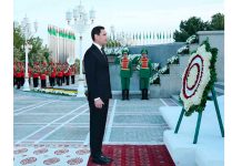 Türkmenistanyň Prezidenti Garaşsyzlyk binasyna gül goýmak dabarasyna gatnaşdy