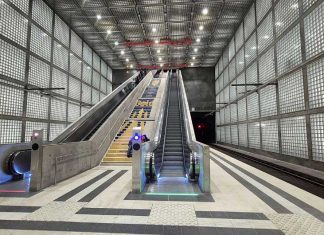 Üýtgeşik täze eskalator