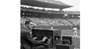 Amerikan futbolynyň ilkinji göni radioýaýlymy