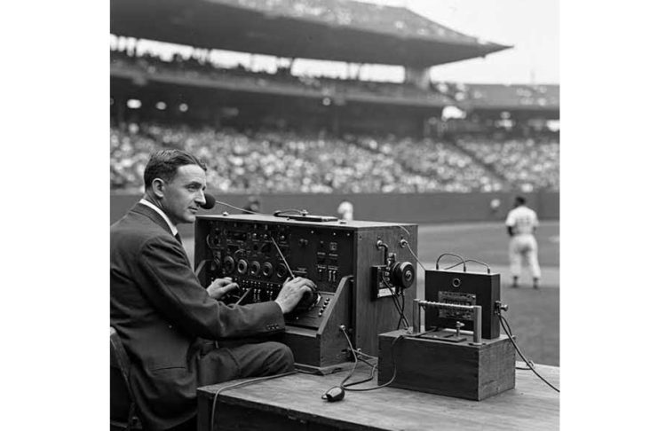 Amerikan futbolynyň ilkinji göni radioýaýlymy