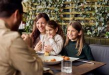 Italiýanyň restoranlary nahar başynda smartfon ulanmagy gadagan etdi