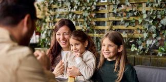 Italiýanyň restoranlary nahar başynda smartfon ulanmagy gadagan etdi