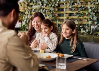 Italiýanyň restoranlary nahar başynda smartfon ulanmagy gadagan etdi